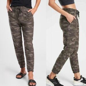 Athleta Farallon Jogger Pant Black Olive Camo Print Size 2 Sweatpants Athleisure